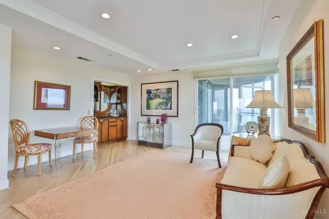 Living - 2121 Alpine Pl #901, Cincinnati, OH 45206 photo 5 of 11
