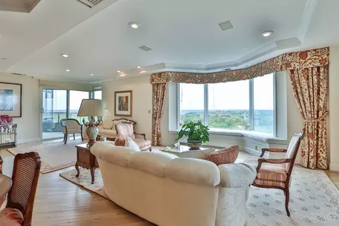 Living - 2121 Alpine Pl #901, Cincinnati, OH 45206 photo 4 of 11