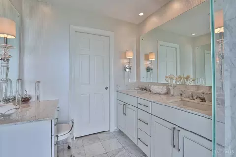 Bath - 2121 Alpine Pl #901, Cincinnati, OH 45206 photo 2 of 4