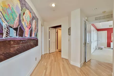 Entry Way - 2121 Alpine Pl #901, Cincinnati, OH 45206 photo 2 of 4