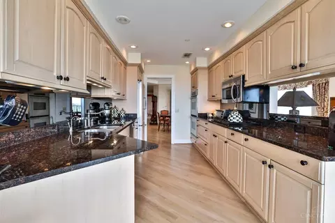 Kitchen - 2121 Alpine Pl #901, Cincinnati, OH 45206 photo 1 of 5