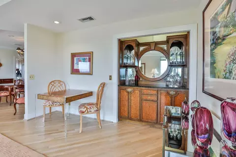 Dining - 2121 Alpine Pl #901, Cincinnati, OH 45206 photo 6 of 10