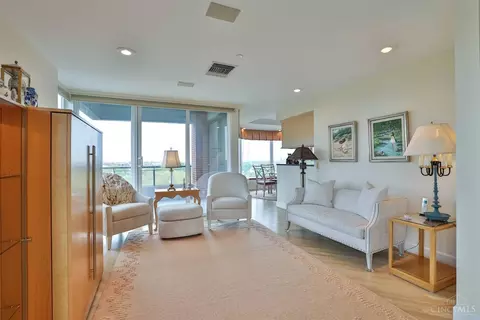 Living - 2121 Alpine Pl #901, Cincinnati, OH 45206 photo 8 of 11