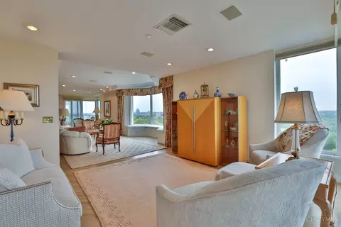 Living - 2121 Alpine Pl #901, Cincinnati, OH 45206 photo 7 of 11