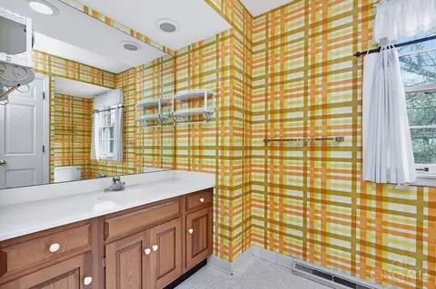 Bath - 6904 Mt Vernon Ave, Mariemont, OH 45227 photo 1 of 3