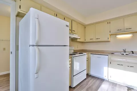Kitchen - 11256 Pippin Rd, Cincinnati, OH 45231 photo 3 of 4