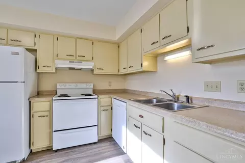 Kitchen - 11256 Pippin Rd, Cincinnati, OH 45231 photo 1 of 4