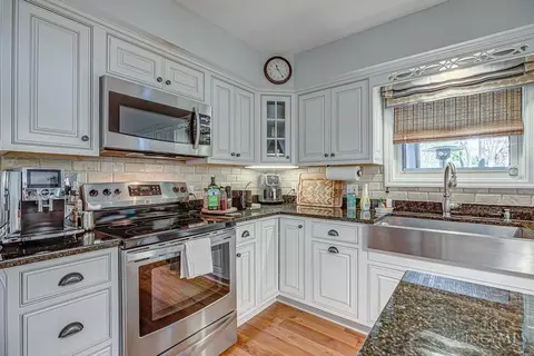 Kitchen - 3939 River Rd, Fairfield, OH 45014 photo 5 of 9