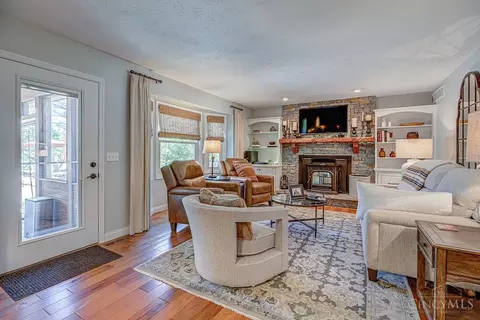 Living - 3939 River Rd, Fairfield, OH 45014 photo 6 of 10