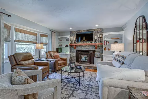 Living - 3939 River Rd, Fairfield, OH 45014 photo 2 of 10