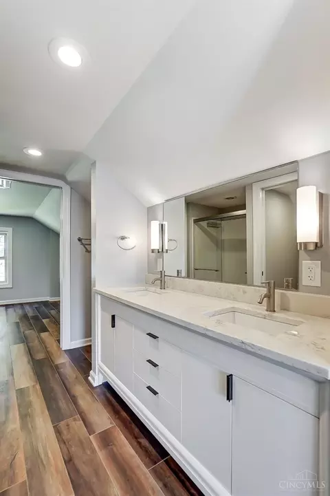 Bath - 2304 Galbraith Rd, Cincinnati, OH 45237 photo 3 of 4