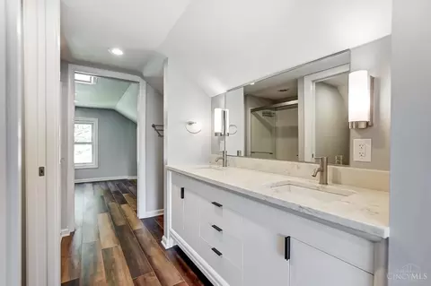 Bath - 2304 Galbraith Rd, Cincinnati, OH 45237 photo 2 of 4