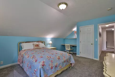 Bedroom - 981 Arborrun Dr, Cincinnati, OH 45233 photo 2 of 10