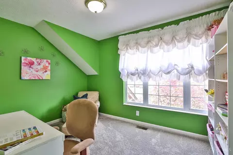 Bedroom - 981 Arborrun Dr, Cincinnati, OH 45233 photo 7 of 10