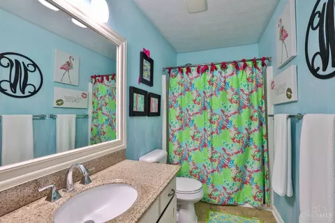 Bath - 981 Arborrun Dr, Cincinnati, OH 45233 photo 3 of 7