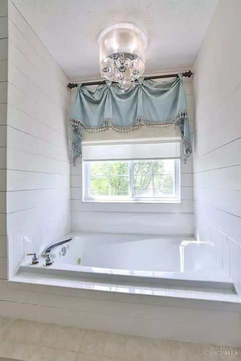 Bath - 981 Arborrun Dr, Cincinnati, OH 45233 photo 6 of 7