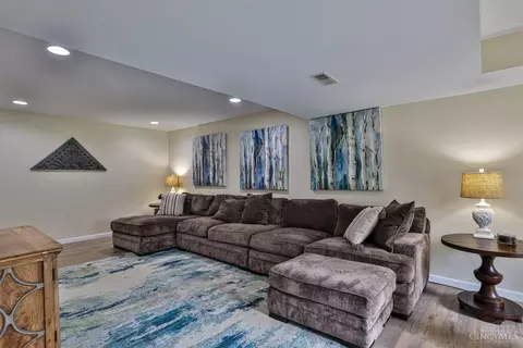 Living - 981 Arborrun Dr, Cincinnati, OH 45233 photo 9 of 9