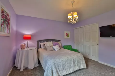 Bedroom - 981 Arborrun Dr, Cincinnati, OH 45233 photo 4 of 10