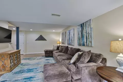 Living - 981 Arborrun Dr, Cincinnati, OH 45233 photo 8 of 9