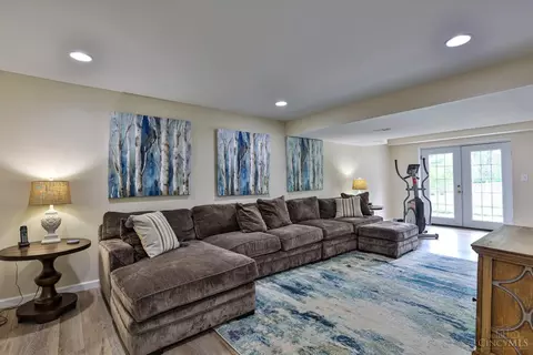 Living - 981 Arborrun Dr, Cincinnati, OH 45233 photo 7 of 9