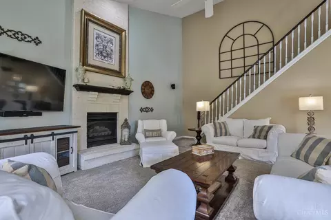Living - 981 Arborrun Dr, Cincinnati, OH 45233 photo 4 of 9