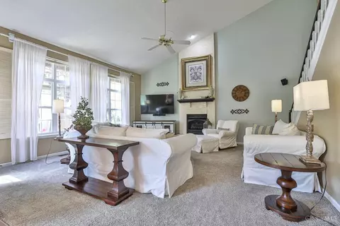 Living - 981 Arborrun Dr, Cincinnati, OH 45233 photo 3 of 9
