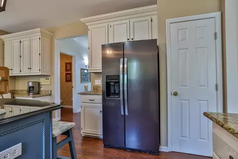 Kitchen - 981 Arborrun Dr, Cincinnati, OH 45233 photo 5 of 8