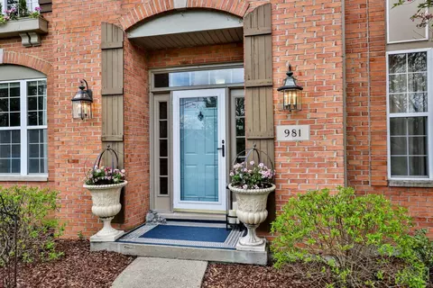 Exterior - 981 Arborrun Dr, Cincinnati, OH 45233 photo 7 of 16