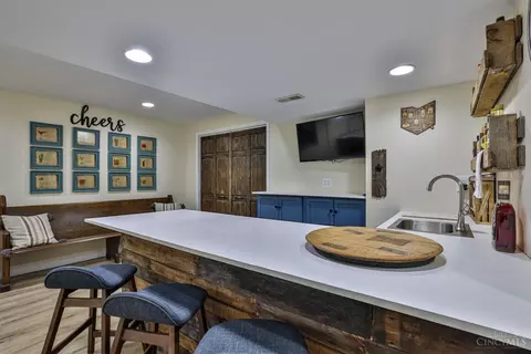 Kitchen - 981 Arborrun Dr, Cincinnati, OH 45233 photo 6 of 8