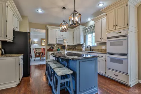 Kitchen - 981 Arborrun Dr, Cincinnati, OH 45233 photo 2 of 8