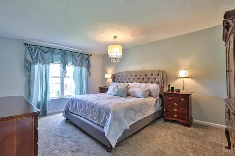 Bedroom - 981 Arborrun Dr, Cincinnati, OH 45233 photo 8 of 10