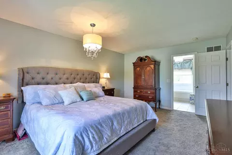 Bedroom - 981 Arborrun Dr, Cincinnati, OH 45233 photo 9 of 10