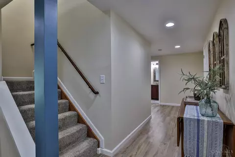 Entry Way - 981 Arborrun Dr, Cincinnati, OH 45233 photo 3 of 4