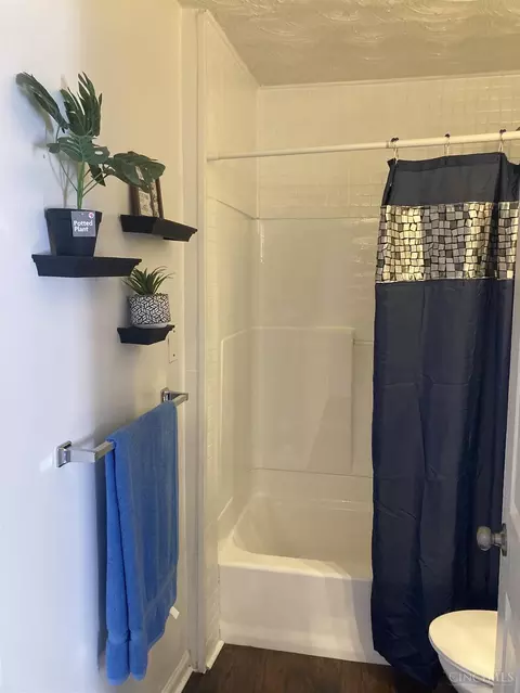 Bath - 3138 Sunshine Ave, Cincinnati, OH 45211 photo 2 of 2