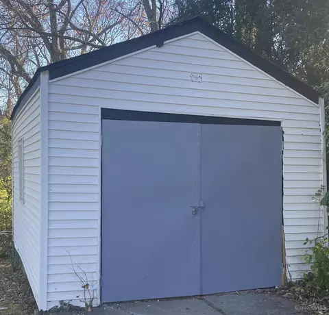 Exterior - 3138 Sunshine Ave, Cincinnati, OH 45211 photo 5 of 6