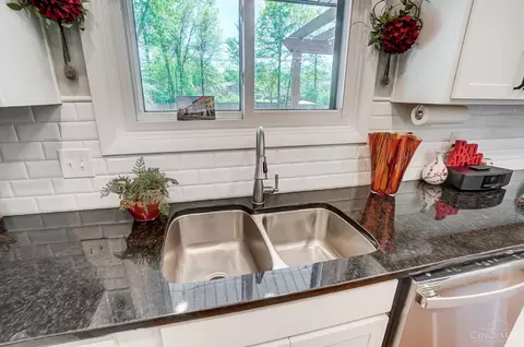 Kitchen - 9059 Foxhunter Ln, Cincinnati, OH 45242 photo 6 of 11