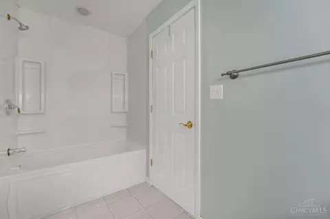 Bath - 554 Maple Ln, Mason, OH 45040 photo 3 of 4