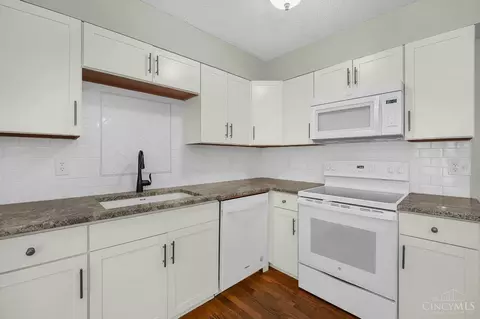Kitchen - 554 Maple Ln, Mason, OH 45040 photo 2 of 3