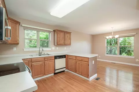 Kitchen - 6258 Eagle Point Dr, Hamilton, OH 45011 photo 2 of 3