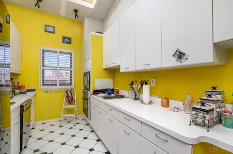 Kitchen - 441 Milton St, Cincinnati, OH 45202 photo 1 of 3