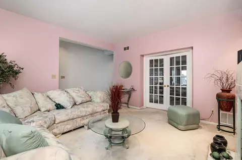 Living - 441 Milton St, Cincinnati, OH 45202 photo 3 of 5