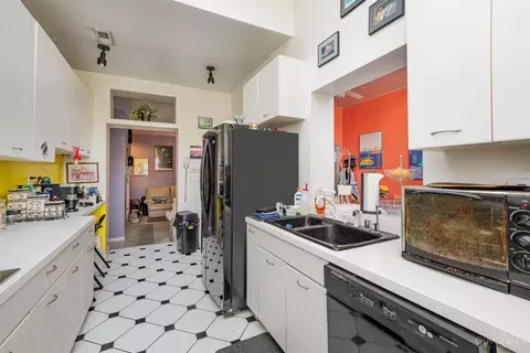 Kitchen - 441 Milton St, Cincinnati, OH 45202 photo 3 of 3