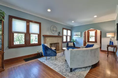 Living - 3303 Lambert Pl, Cincinnati, OH 45208 photo 4 of 6