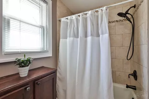 Bath - 3303 Lambert Pl, Cincinnati, OH 45208 photo 3 of 5