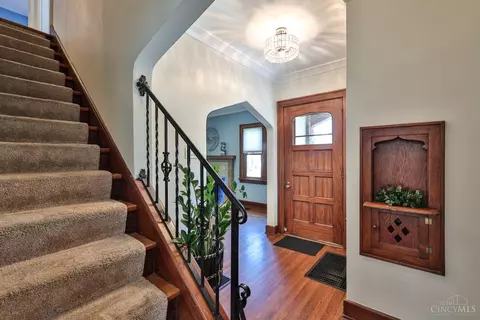 Entry Way - 3303 Lambert Pl, Cincinnati, OH 45208 photo 2 of 3