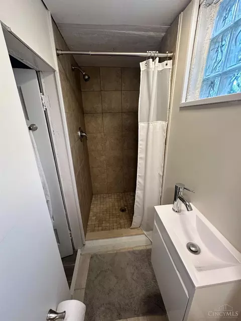 Bath - 3303 Lambert Pl, Cincinnati, OH 45208 photo 5 of 5