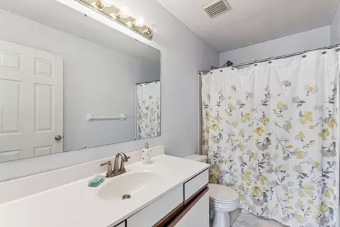 Bath - 6480 Copperleaf Ln, Cincinnati, OH 45230 photo 3 of 5