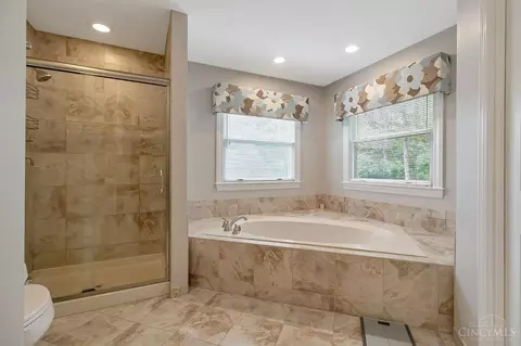 Bath - 861 Eaglesknoll Ct, Cincinnati, OH 45230 photo 3 of 6