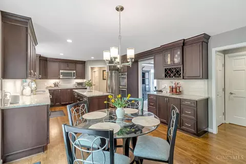 Kitchen - 861 Eaglesknoll Ct, Cincinnati, OH 45230 photo 2 of 6