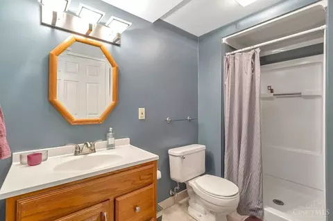 Bath - 861 Eaglesknoll Ct, Cincinnati, OH 45230 photo 6 of 6